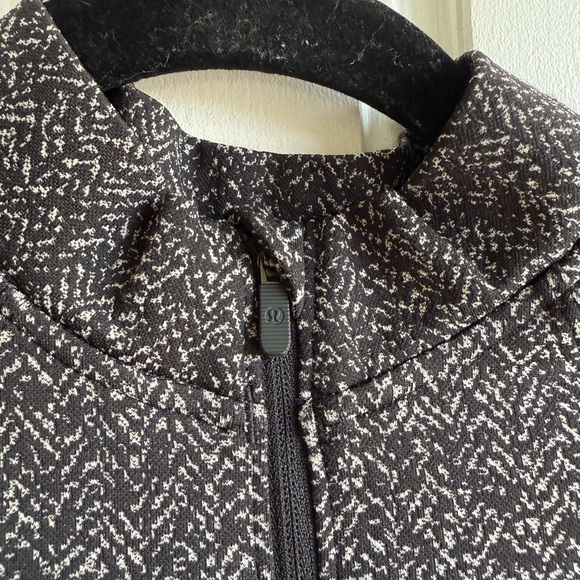 lululemon athletica Black and White Women's Top - Picture 3 of 4